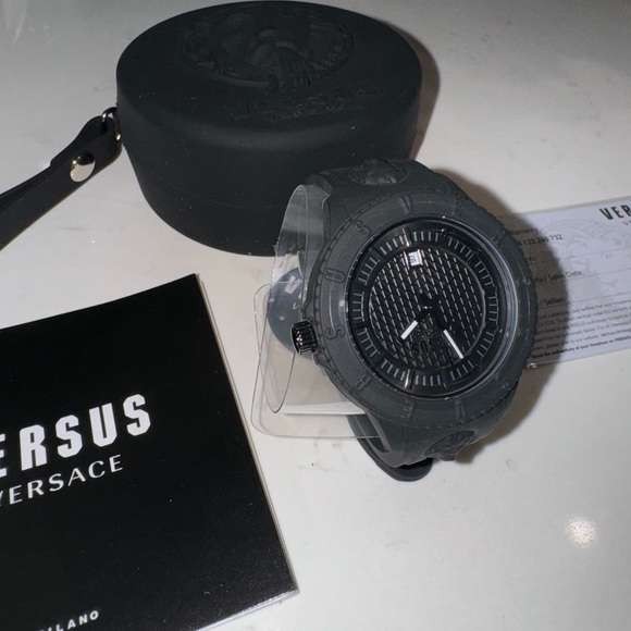 UNISEX NWT Versace watch+ silicone pouch and a coa - Picture 3 of 4